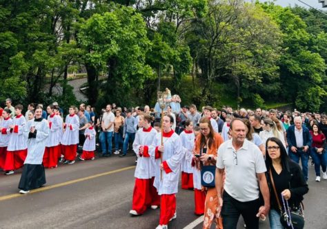 Multidão participa da procissão da Romaria de Nossa Senhora da Salete em Concórdia