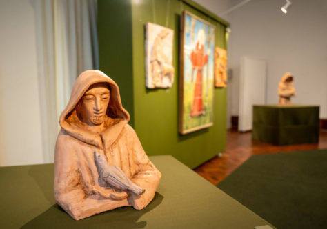 Exposição celebra a obra de Guido Totoli inspirada em São Francisco de Assis