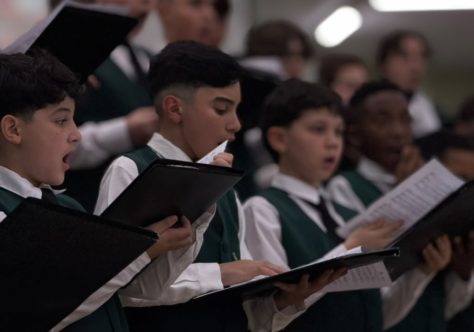 Canarinhos de Petrópolis emocionam público em apresentação na Igreja Matriz em Concórdia